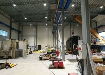Korkeiden tilojen teollisuusvalaistus – Suomen CNC Koneistus