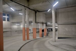 Parkkihallivalaistus LED-loisteputkilla