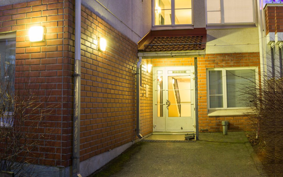Aika jättää hyvästit elohopealampuille ja kellastuneille valaisimille – näin heikko valaistus syö taloyhtiön rahaa ja turvallisuutta